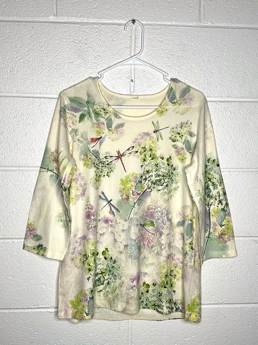 < Vintage Floral Dragonfly Three-Quarter Sleeve Top >